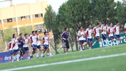 Jugadores del Guadalajara entrenan en Argentina para ponerse a punto y tratar de sacar un buen resultado hoy de casa del Vélez Sarsfield.