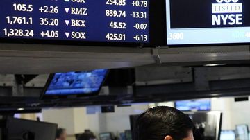 El Dow Jones  frenó los avances con los que había respondido a la aprobación del plan de ayuda  a Grecia y cerró en 12,965.69 .