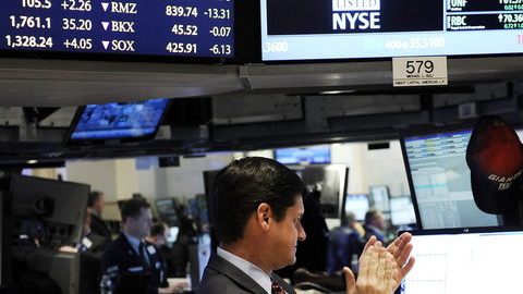 El Dow Jones  frenó los avances con los que había respondido a la aprobación del plan de ayuda  a Grecia y cerró en 12,965.69 .