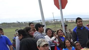 Familiares de reos del penal de Apodaca se enfrentan con policías.