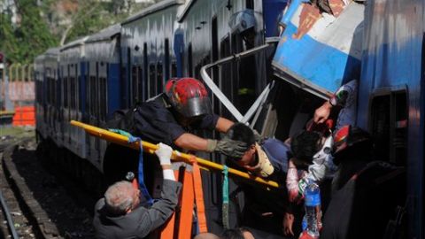 Las autoridades auxiliaban a los heridos intentando evitarles un sufrimiento mayor.