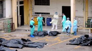 Médicos forenses continúan en la labor de identificación de los fallecidos en el incendio de la cárcel de Comayagua.