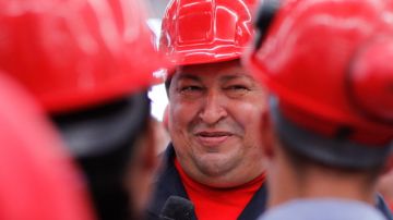 El presidente, Hugo Chávez (c), durante una visita a una fábrica de vehículos pesados en Barinas, Venezuela.