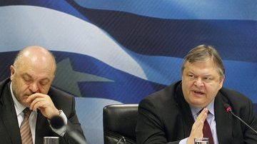El ministro de Finanzas, Evangelos Venizelos, comparece ante los medios en Atenas, tras darse el anuncio del nuevo plan.