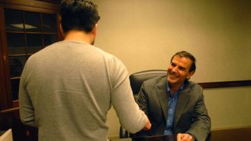 El ecuatoriano 'José' (de espaldas) saluda a su abogado Christopher Gorayeb, de la firma Gorayeb y Asociados que se hizo cargo del dramático caso.