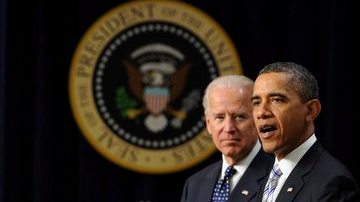 El presidente, Barack Obama (2i), pronuncia unas palabras en presencia del vicepresidente, Joe Biden (i), y de algunos simpatizantes en el edificio Eisenhower en Washington DC.
