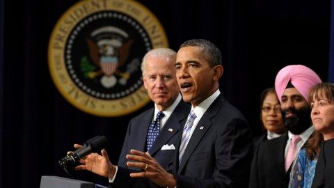 El presidente, Barack Obama (2i), pronuncia unas palabras en presencia del vicepresidente, Joe Biden (i), y de algunos simpatizantes en el edificio Eisenhower en Washington DC.
