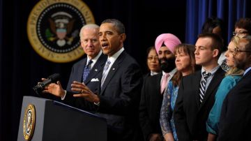 El presidente, Barack Obama (2i), pronuncia unas palabras en presencia del vicepresidente, Joe Biden (i), y de algunos simpatizantes en el edificio Eisenhower en Washington DC.
