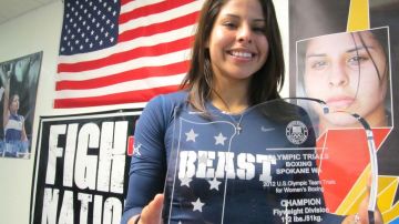Foto
Marlen Esparza con el trofeo de campeona de las Pruebas Olímpicas de Boxeo Femenil de Estados Unidos.