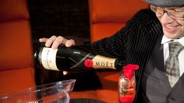 “Moët Red Carpet Glamour” añade a las burbujas un pétalo de rosa, especial para la gala de los Oscar.