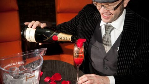 “Moët Red Carpet Glamour” añade a las burbujas un pétalo de rosa, especial para la gala de los Oscar.
