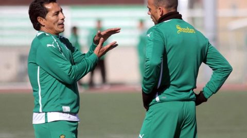 El director técnico Benjamín Galindo da instrucciones a Carlos Ochoa durante la práctica de Santos Laguna  con miras a su duelo contra el Rebaño. Galindo fue jugador, auxiliar  y entrenador del equipo tapatío.
