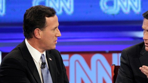 Rick Santorum (izq.) y Mitt Romney en un acalorado enfrentamiento en la noche de ayer en Mesa, Arizona.