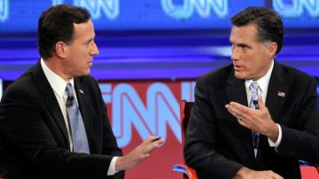 Rick Santorum (izq.) y Mitt Romney en un acalorado enfrentamiento en la noche de ayer en Mesa, Arizona.
