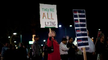 La pancarta afuera indicaba que 'todos estan mintiendo'.