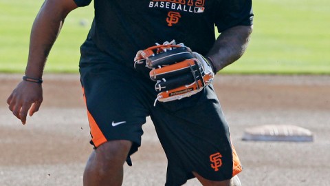 Pablo Sandoval practica su defensa ayer en Scottsdale, Arizona.