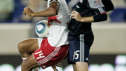 Thierry Henry (izquierda, ante Ryan Cochrane del Revolution) permanece como ficha clave de la plantilla de Red Bulls que presenta numerosos cambios en el 2012.