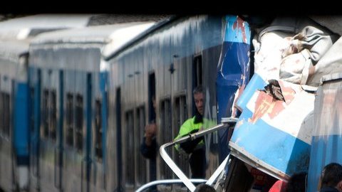 Personal de rescate saca pasajeros del tren.