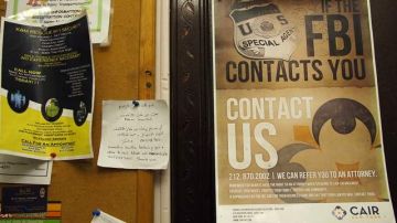 Una hoja colocada en uno de los centros culturales islámicos de Newark, N.J., alerta a sus miembros sobre la investigación  de la Policía de Nueva York.