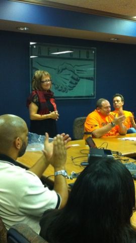 María Elena Durazo (centro) en una reunión ayer con trabajadores de una fundidora en Quebec y trabajadores de LA.