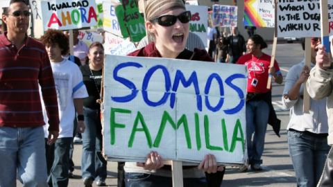 El juez dijo que el gobierno de EEUU no puede negarle beneficios de salud a la esposa de una empleada.