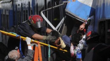 Un tren de ocho vagones que se acercaba a la estación 11 de la Línea Sarmiento en Buenos Aires, Argentina, chocó dejando  alrededor de 50 muertos y cientos de heridos.