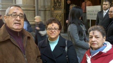 El Miércoles de Ceniza que marca el inicio de la cuaresma se celebró ayer en la catedral de San Patricio donde acudieron los fieles en gran número. Arriba desde la izq. Octavio y Estela Gómez y Ofelia Paiba quienes recibieron la ceniza.