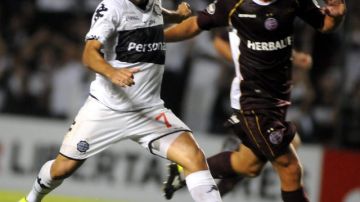 Maximiliano Biancucchi (i) marcó ayer el gol de la victoria 2-1 del Olimpia de Paraguay sobre el Lanús de Argentina, en partido por la Copa Libertadores.