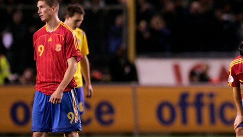 Andrés Iniesta (d) consuela a sus compañero David Villa, mientras Fernando Torres (izq) sabandona el campo de juego tras una derrota de España ante Suecia en la fase calificatoria a la Eurocopa 2008, que terminó ganando.