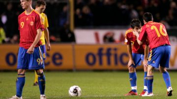 Andrés Iniesta (d) consuela a sus compañero David Villa, mientras Fernando Torres (izq) sabandona el campo de juego tras una derrota de España ante Suecia en la fase calificatoria a la Eurocopa 2008, que terminó ganando.