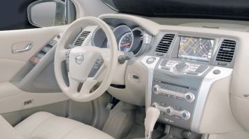 El tradicional y funcional panel del Nissan Murano conserva su toque de elegancia y destaca la pantalla de navegación satelital del nuevo modelo 2012.