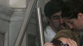 Ciudadanos acuden a la morgue judicial  para reconocer a parientes y amigos víctimas del accidente ferroviario del pasado miércoles.