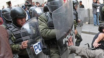 Violentos choques entre la policía y grupos de personas discapacitadas,  duraron casi dos horas. Los manifestantes querían pedir al presidente un subsidio.