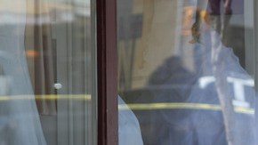 Una mujer fue herida mientras caminaba por el centro de la ciudad empujando el cochecito de su bebé.