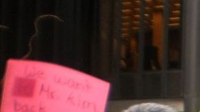 Pie de foto: Padres de familia apoyaron a Fernando Kim afuera de las oficinas centrales de las Escuelas Públicas de Chicago.