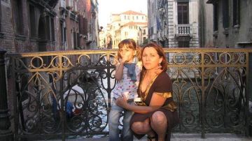 Rosa Maestro, con una de sus hijas, es la fundadora de masola.org, un sitio web dedicado a ayudar a quienes deciden convertirse en madres solteras.