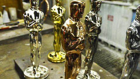 Estatuillas del Óscar en sus diferentes etapas: britanio crudo cobre níquel plata y oro.