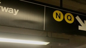 Esta foto de archivo se ve a un grupo de personas en una estación del subway de la Manhattan. Ayer, un hispano que estaba acusado de empujar una mujer a las vías fue hallado culpable y enfrenta 25 años de cárcel.