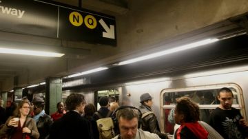 Esta foto de archivo se ve a un grupo de personas en una estación del subway de la Manhattan. Ayer, un hispano que estaba acusado de empujar una mujer a las vías fue hallado culpable y enfrenta 25 años de cárcel.