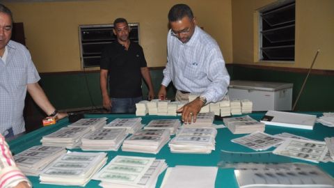 Roberto Lebrón, prtavoz de la Dirección Nacional de Control de Drogas muestra parte de los dólares.