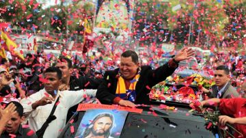El presidente venezolano Hugo Chávez se despide de miles de seguidores previo a su viaje a Cuba para seguir con su tratamiento contra el cáncer.