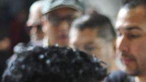 Un hombre es vacunado contra la influenza en un puesto de vacunación.