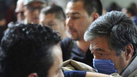 Un hombre es vacunado contra la influenza en un puesto de vacunación.