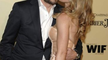 El actor mexicano a su llegada al evento con su novia la modelo canadiense Stefanie Sherk.