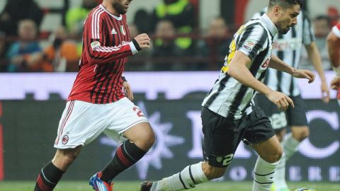 Antonio Nocerino (izq.), autor del gol del Milan, disputa el balón con Marco Borriello, de la Juventus.