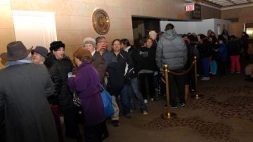 parte de las numerosas personas que hicieron fila en el Hotel Affinia para recibir alimentos, bajo el programa "Thanksgiving in February".