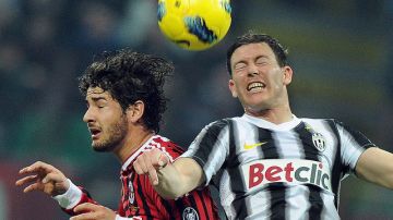 Pato (i), del Milan, disputa el balón con Stephan Lichtsteiner (d) de la Juventus en partido disputado ayer en el estadio Giuseppe Meazza de Milán.