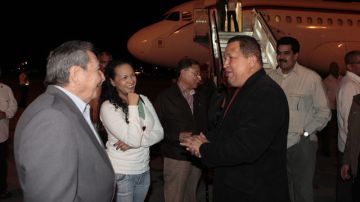 El presidente, Hugo Chávez (d), saluda a su homólogo cubano, Raúl Castro (i), en el aeropuerto de La Habana, Cuba.