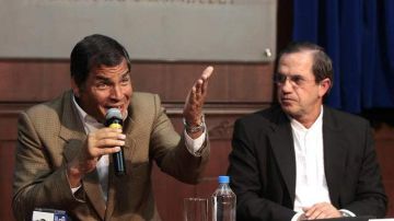 El presidente  Rafael Correa (i), habla junto al canciller ecuatoriano, Ricardo Patiño (d),  durante una rueda de prensa en el Palacio presidencial, en Quito.