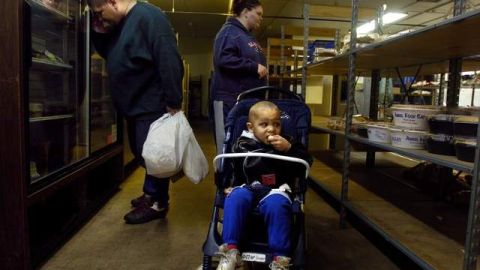 La economía ha obligado a miles de personas a recurrir a la asistencia social, ahora un grupo de conservadores desea someter a estos a pruebas sobre el uso de drogas.
